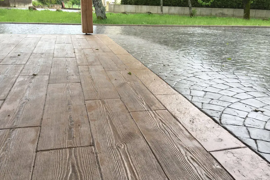 Hormigón impreso con diseño de madera en el patio trasero de una vivienda.